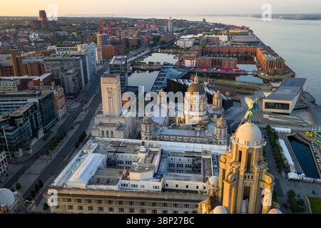 Immagine aerea del paesaggio urbano di Liverpool all'alba Foto Stock