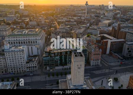 Immagine aerea del paesaggio urbano di Liverpool all'alba Foto Stock