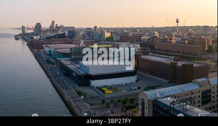Immagine aerea del paesaggio urbano di Liverpool all'alba Foto Stock