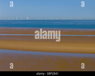 Immagine aerea che mostra il parco eolico offshore di Burbo Bank a Liverpool nel Regno Unito Foto Stock