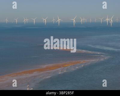 Immagine aerea che mostra il parco eolico offshore di Burbo Bank a Liverpool nel Regno Unito Foto Stock
