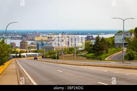 Splendida vista aerea di Duluth con edifici cittadini e la splendida costa del lago Superior nel Minnesota Foto Stock