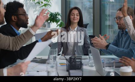 Donna d'affari caucasica leader donna che meditava seduto in posizione di loto ufficio tranquillo capo manager tranquillo gente d'affari multinazionale diversità Foto Stock