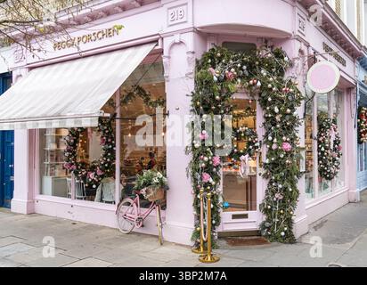 Decorazioni natalizie sul caffè rosa Peggy Porschen a Londra Inghilterra Regno Unito Foto Stock