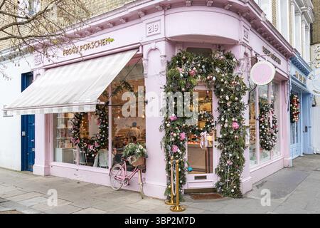 Decorazioni natalizie sul caffè rosa Peggy Porschen a Londra Inghilterra Regno Unito Foto Stock