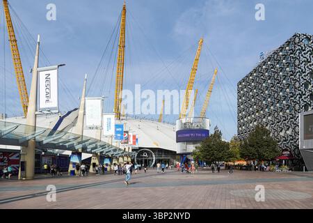 Peninsula Square a North Greenwich con O2 Arena e Ravensbourne University London Building, Londra Inghilterra Regno Unito Foto Stock