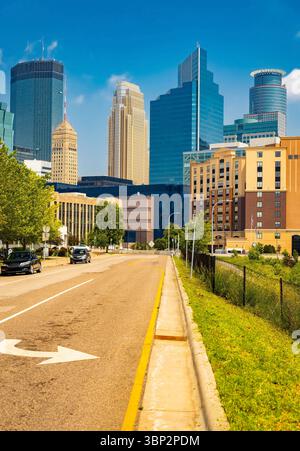Edifici moderni panoramici di Minneapolis grattacieli con vista panoramica sull'autostrada della città Foto Stock