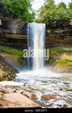 Splendida scena che cattura le cascate di Minnehaha e le bellezze naturali circostanti nel Minnehaha Regional Park Foto Stock
