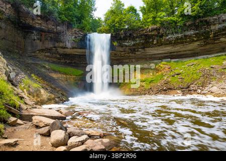 Splendida scena che cattura le cascate di Minnehaha e le bellezze naturali circostanti nel Minnehaha Regional Park Foto Stock