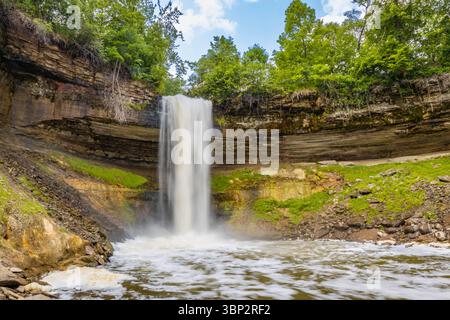 Splendida scena che cattura le cascate di Minnehaha e le bellezze naturali circostanti nel Minnehaha Regional Park Foto Stock