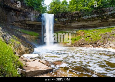 Splendida scena che cattura le cascate di Minnehaha e le bellezze naturali circostanti nel Minnehaha Regional Park Foto Stock