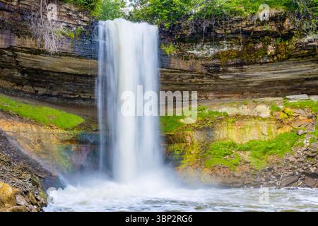 Splendida scena che cattura le cascate di Minnehaha e le bellezze naturali circostanti nel Minnehaha Regional Park Foto Stock