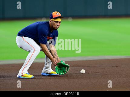 27 giugno 2025: Isaac Paredes, terza base degli Houston Astros (15), si scalda per la partita della MLB tra Chicago Cubs e Houston Astros il 27 giugno 2025 al Daikin Park di Houston, Texas. Astros sconfisse i Cubs 7-4. (Immagine di credito: © Tom Walko/ZUMA Press Wire) SOLO USO EDITORIALE! Non per USO commerciale! Foto Stock