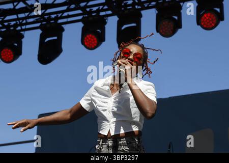 Portland, Oregon, Stati Uniti. 5 luglio 2025. PORTLAND, OR – 5 LUGLIO 2025: Southern Avenue si esibisce al Waterfront Blues Festival al Tom McCall Waterfront Park nel centro di Portland, OR, con Tierinii Jackson (voce), Tikyra Jackson (batteria), Ava Jackson (percussioni, violino) e Ori Naftaly (chitarra). Foto Stock