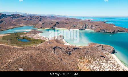 Una splendida vista aerea di Balandra Beach vicino a la Paz, Baja California Sur, Messico. Catturata da un drone, questa immagine mostra l'iconico tuono poco profondo della spiaggia Foto Stock