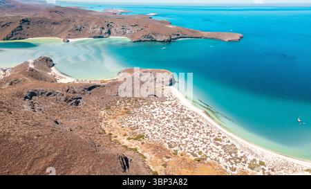 Una splendida vista aerea di Balandra Beach vicino a la Paz, Baja California Sur, Messico. Catturata da un drone, questa immagine mostra l'iconico tuono poco profondo della spiaggia Foto Stock