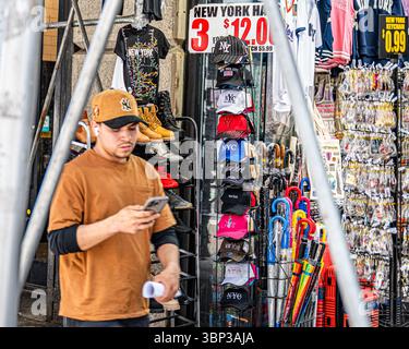 Venditori di articoli di merchandising di New York City - fornitore di cappelli e magliette di New York e scena fotografica di strada commerciale Foto Stock