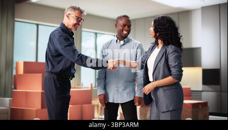 Consulente immobiliare ispanico per festeggiare la chiusura della nuova proprietà di Happy Couple Foto Stock
