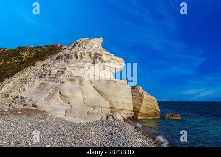 Spettacolari scogliere bianche e acque azzurre di Sarakiniko Beach, isola di Cipro, Grecia Foto Stock