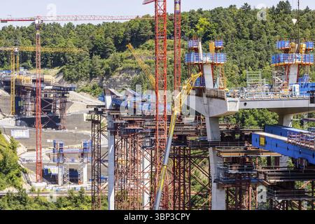Cantiere per ponti alti Horb. Una volta completato nel 2028, il ponte solleverà la città di Horb dal traffico. La lunghezza di 667 metri e fino a. Foto Stock