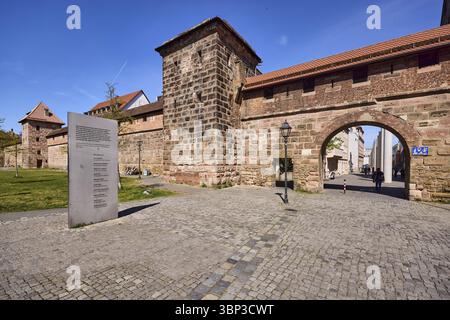 Memoriale in memoria delle vittime di crimini neonazisti, stele, città vecchia, fortificazioni della città, mura della città, torre di difesa, cancello cittadino, lanterna, blu Foto Stock
