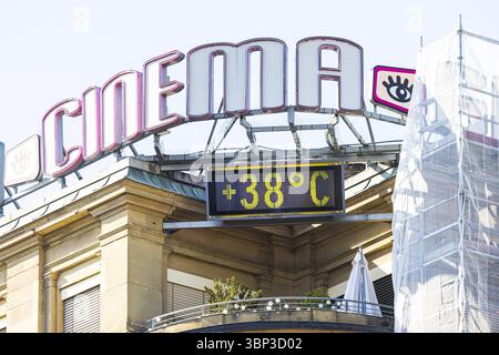 Registrazione calore a Stoccarda. Il display della temperatura su Schlossplatz mostra 38 gradi. Stoccarda, Baden-Wuerttemberg, Germania, Europa Foto Stock