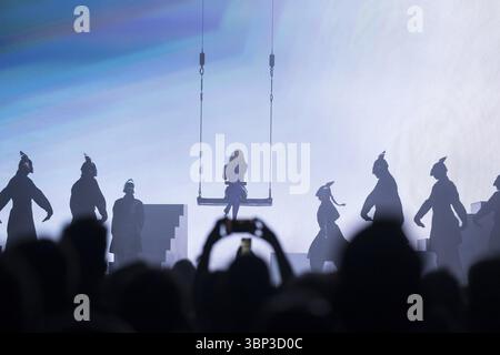 Kylie Minogue live on Tension Tour 2025 all'Uber Arena di Berlino su 04.07.2025 Nota: Secondo il contratto con la direzione, le foto potrebbero essere onl Foto Stock