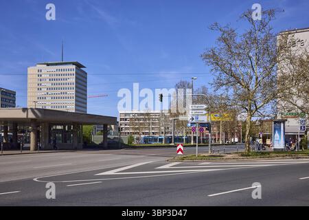 Edifici moderni, architettura generale, semafori, attraversamento pedonale, segnaletica, colonna pubblicitaria, alberi, cielo blu, nuvole cirrostrate, forchetta Foto Stock