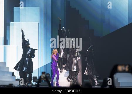 Kylie Minogue live on Tension Tour 2025 all'Uber Arena di Berlino su 04.07.2025 Nota: Secondo il contratto con la direzione, le foto potrebbero essere onl Foto Stock