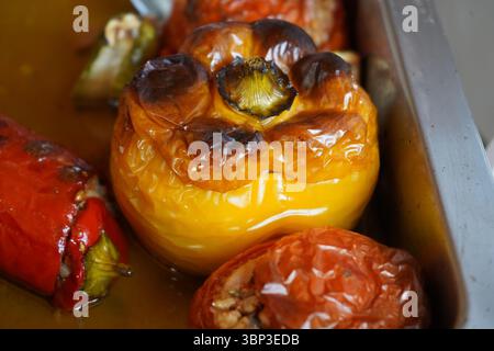 Gemista, un piatto tradizionale di Creta, Grecia - cucina greca, gastronomia cretese, dieta mediterranea. Verdure ripiene arrostite, compreso peperone Foto Stock