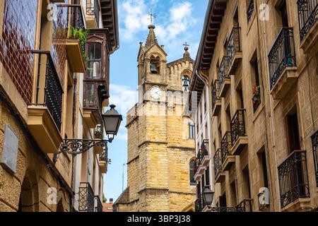 Strada pittoresca con vecchi edifici e tipica architettura di San Sebastian, Paesi Baschi. Foto Stock