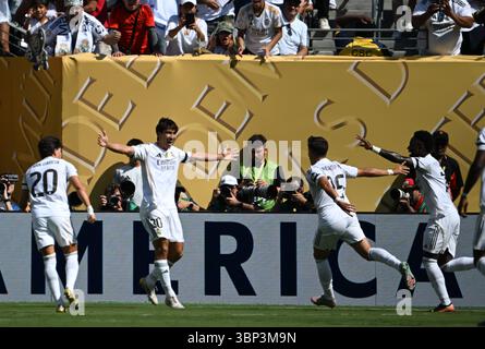 New Jersey, Stati Uniti. 5 luglio 2025. Gonzalo Garcia (2° L) del Real Madrid celebra un gol durante i quarti di finale tra Real Madrid (Spagna) e Borussia Dortmund (Germania) alla Coppa del mondo per club FIFA 2025 a New Jersey, Stati Uniti, 5 luglio 2025. Crediti: Wu Xiaoling/Xinhua/Alamy Live News Foto Stock