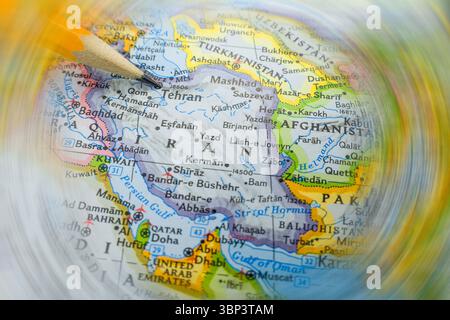 Teheran, Iran sulla mappa. Matita che indica la città o lo stato Foto Stock