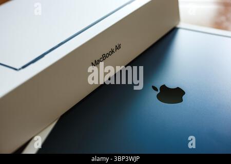 Zlin, Repubblica Ceca - 12 aprile 2025: Logo Apple sul computer portatile. Nuovo MacBook Air da 15 pollici con chip M4 nel colore di mezzanotte Foto Stock