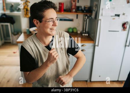 Giovane felice che si diverte a ballare a casa Foto Stock