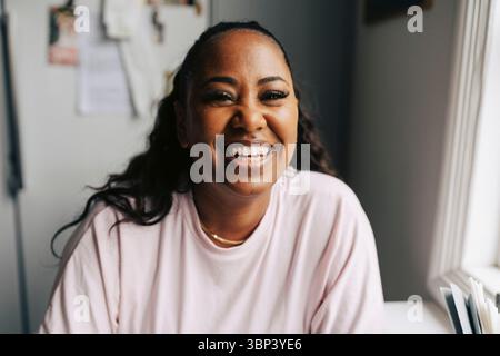 Ritratto di donna felice con ciglia false Foto Stock