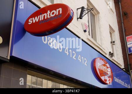 Firma e logo aziendale della Swinton Insurance a Barnsley, South Yorkshire, Regno Unito. 19 ottobre 2015 Foto Stock