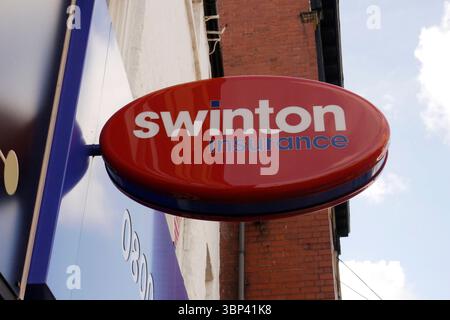Firma e logo aziendale della Swinton Insurance a Barnsley, South Yorkshire, Regno Unito. 19 ottobre 2015 Foto Stock