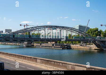 Parigi, Francia, 07.03.2025 due treni della metropolitana che si incrociano sul ponte sulla Senna. Linea 5 della metropolitana che attraversa Pont d'Austerlitz Foto Stock