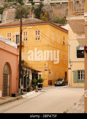 Una fotografia di una strada a Nauplio o Nauplio, una città costiera situata nel Peloponneso in Grecia. È la capitale dell'unità regionale dell'Argolide e un'importante destinazione turistica. Fondata nell'antichità, la città divenne un importante porto marittimo nel Medioevo durante la Frankokratia come parte della signoria di Argo e Nauplia, inizialmente detenuta dai de la Roche dopo la quarta crociata prima di passare sotto la Repubblica di Venezia e, infine, l'Impero ottomano. La città fu la seconda capitale della prima Repubblica ellenica e del Regno di Grecia, dal 1827 al 1834. c. 2023. Foto Stock