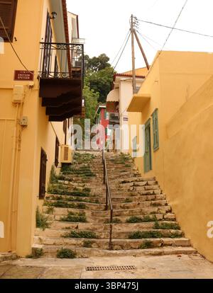 Una fotografia di una scala in pietra a Nauplio o Nauplio, una città costiera situata nel Peloponneso in Grecia. È la capitale dell'unità regionale dell'Argolide e un'importante destinazione turistica. Fondata nell'antichità, la città divenne un importante porto marittimo nel Medioevo durante la Frankokratia come parte della signoria di Argo e Nauplia, inizialmente detenuta dai de la Roche dopo la quarta crociata prima di passare sotto la Repubblica di Venezia e, infine, l'Impero ottomano. La città fu la seconda capitale della prima Repubblica ellenica e del Regno di Grecia, dal 1827 al 1834. Foto Stock