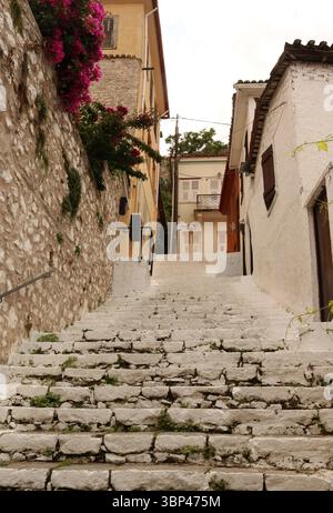 Una fotografia di una scala in pietra a Nauplio o Nauplio, una città costiera situata nel Peloponneso in Grecia. È la capitale dell'unità regionale dell'Argolide e un'importante destinazione turistica. Fondata nell'antichità, la città divenne un importante porto marittimo nel Medioevo durante la Frankokratia come parte della signoria di Argo e Nauplia, inizialmente detenuta dai de la Roche dopo la quarta crociata prima di passare sotto la Repubblica di Venezia e, infine, l'Impero ottomano. La città fu la seconda capitale della prima Repubblica ellenica e del Regno di Grecia, dal 1827 al 1834. Foto Stock