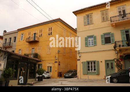 Una fotografia di una strada a Nauplio o Nauplio, una città costiera situata nel Peloponneso in Grecia. È la capitale dell'unità regionale dell'Argolide e un'importante destinazione turistica. Fondata nell'antichità, la città divenne un importante porto marittimo nel Medioevo durante la Frankokratia come parte della signoria di Argo e Nauplia, inizialmente detenuta dai de la Roche dopo la quarta crociata prima di passare sotto la Repubblica di Venezia e, infine, l'Impero ottomano. La città fu la seconda capitale della prima Repubblica ellenica e del Regno di Grecia, dal 1827 al 1834. c. 2023. Foto Stock
