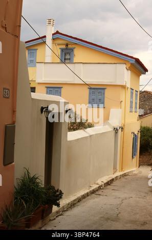 Una fotografia di una strada a Nauplio o Nauplio, una città costiera situata nel Peloponneso in Grecia. È la capitale dell'unità regionale dell'Argolide e un'importante destinazione turistica. Fondata nell'antichità, la città divenne un importante porto marittimo nel Medioevo durante la Frankokratia come parte della signoria di Argo e Nauplia, inizialmente detenuta dai de la Roche dopo la quarta crociata prima di passare sotto la Repubblica di Venezia e, infine, l'Impero ottomano. La città fu la seconda capitale della prima Repubblica ellenica e del Regno di Grecia, dal 1827 al 1834. c. 2023. Foto Stock