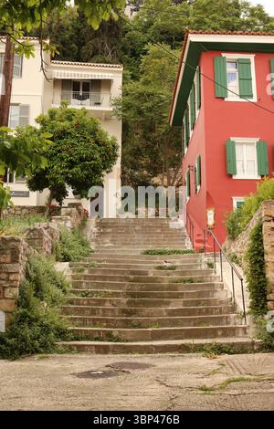 Una fotografia di una strada residenziale con scalinate in pietra a Nauplio o Nauplio, una città costiera situata nel Peloponneso in Grecia. È la capitale dell'unità regionale dell'Argolide e un'importante destinazione turistica. Fondata nell'antichità, la città divenne un importante porto marittimo nel Medioevo durante la Frankokratia come parte della signoria di Argo e Nauplia, inizialmente detenuta dai de la Roche dopo la quarta crociata prima di passare sotto la Repubblica di Venezia e, infine, l'Impero ottomano. La città era la seconda capitale della prima Repubblica ellenica e del Regno di Greec Foto Stock
