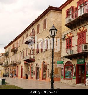 Una fotografia di una strada commerciale nella città vecchia di Nauplio o Nauplio, una città costiera situata nel Peloponneso in Grecia. È la capitale dell'unità regionale dell'Argolide e un'importante destinazione turistica. Fondata nell'antichità, la città divenne un importante porto marittimo nel Medioevo durante la Frankokratia come parte della signoria di Argo e Nauplia, inizialmente detenuta dai de la Roche dopo la quarta crociata prima di passare sotto la Repubblica di Venezia e, infine, l'Impero ottomano. La città fu la seconda capitale della prima Repubblica ellenica e del Regno di Grecia, da Foto Stock