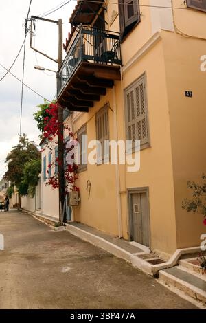 Una fotografia di una strada a Nauplio o Nauplio, una città costiera situata nel Peloponneso in Grecia. È la capitale dell'unità regionale dell'Argolide e un'importante destinazione turistica. Fondata nell'antichità, la città divenne un importante porto marittimo nel Medioevo durante la Frankokratia come parte della signoria di Argo e Nauplia, inizialmente detenuta dai de la Roche dopo la quarta crociata prima di passare sotto la Repubblica di Venezia e, infine, l'Impero ottomano. La città fu la seconda capitale della prima Repubblica ellenica e del Regno di Grecia, dal 1827 al 1834. c. 2023. Foto Stock