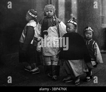 Fotografia di quattro bambini nella Chinatown di San Francisco prima del devastante terremoto del 1906. Di Arnold Genthe, c. 1900. Foto Stock