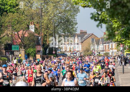 LONDRA, Regno Unito - 27 APRILE 2025: Un gran numero di persone che corrono nella maratona di Londra 2025. Foto Stock
