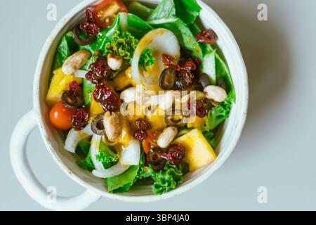 Primo piano deliziosa Macedonia di frutta e frutta diversa, concetto di cibo sano Foto Stock